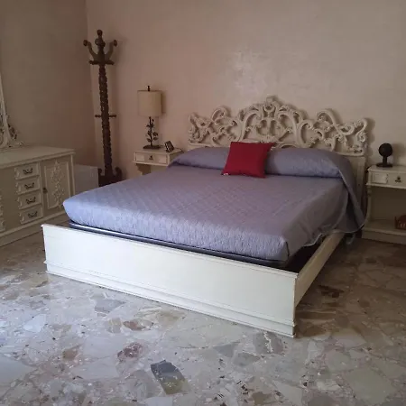White Room, Stanza Matrimoniale In Zona Centrale Habitación en casa particular Syracuse