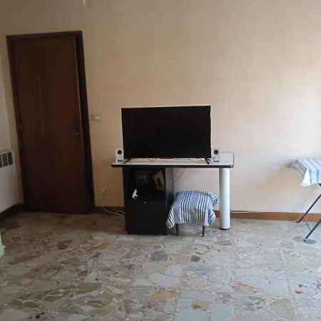 White Room, Stanza Matrimoniale In Zona Centrale Habitación en casa particular